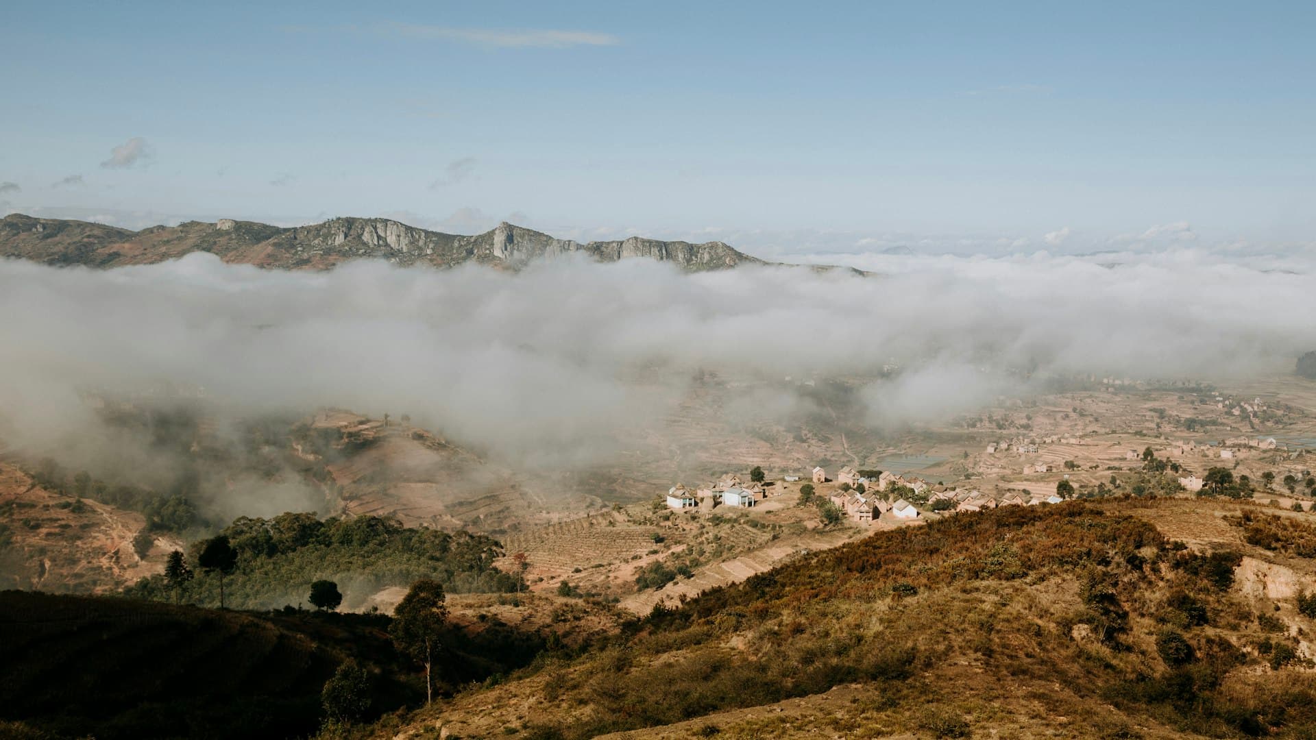 Vallée des Hautes Terres malgaches sous une nappe de nuages bas