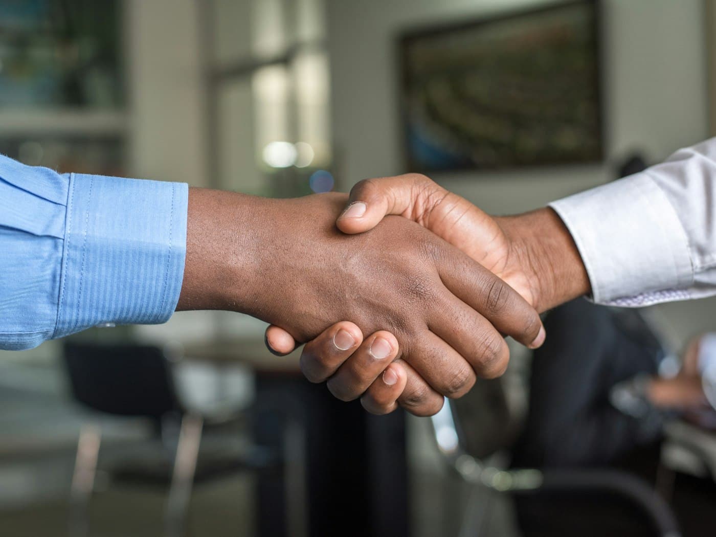 Poignée de main entre un recruteur et un candidat à l'issue d'un entretien