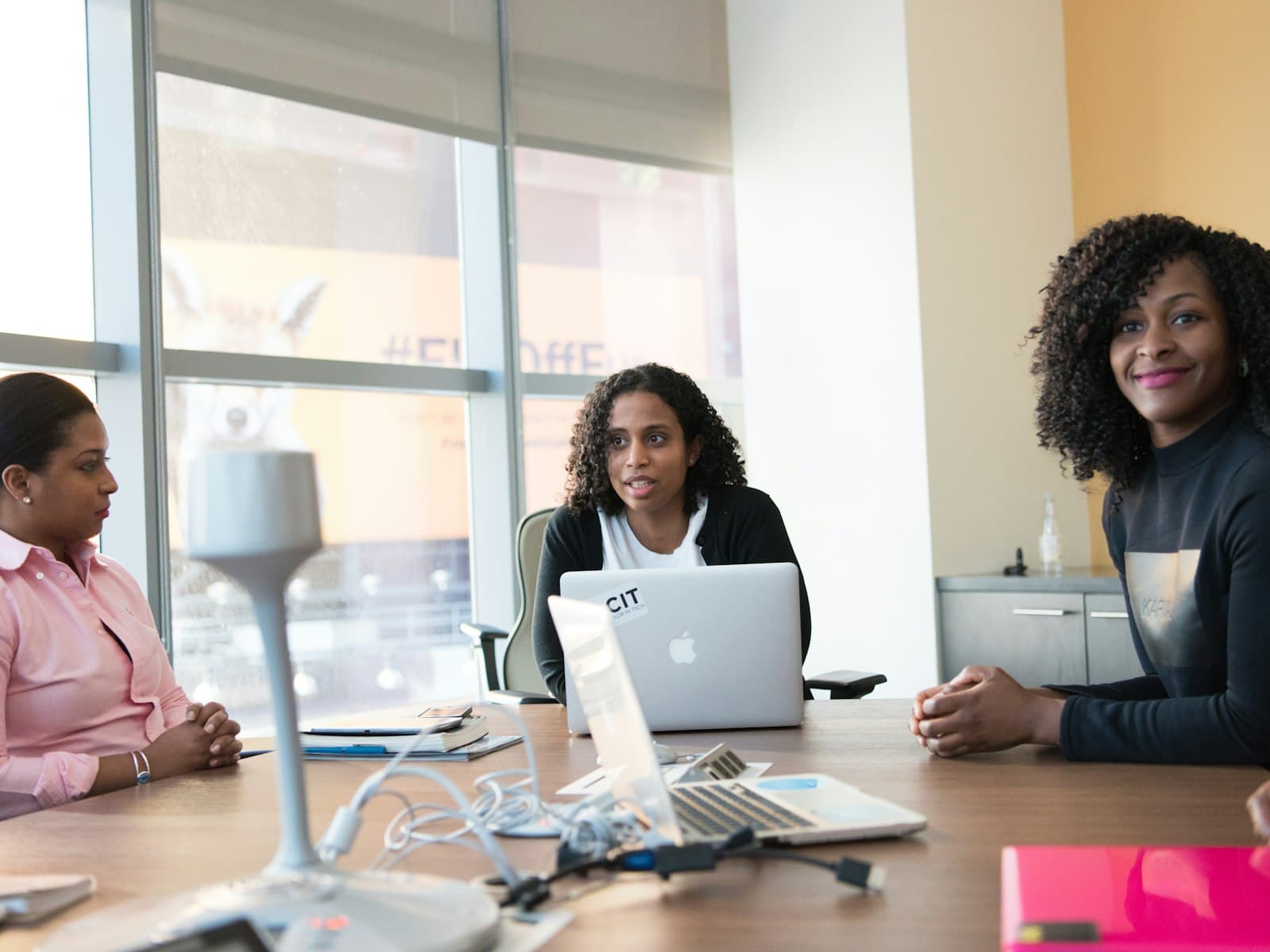 Trois collaboratrices en réunion de travail
